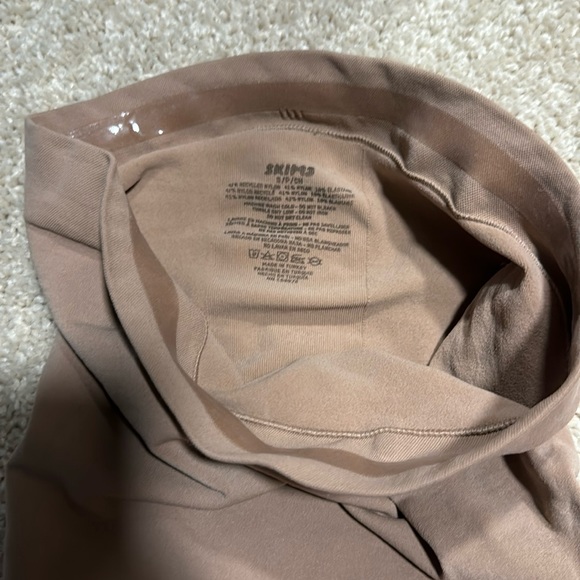 Skims Sculpting Leggings - Picture 5 of 7